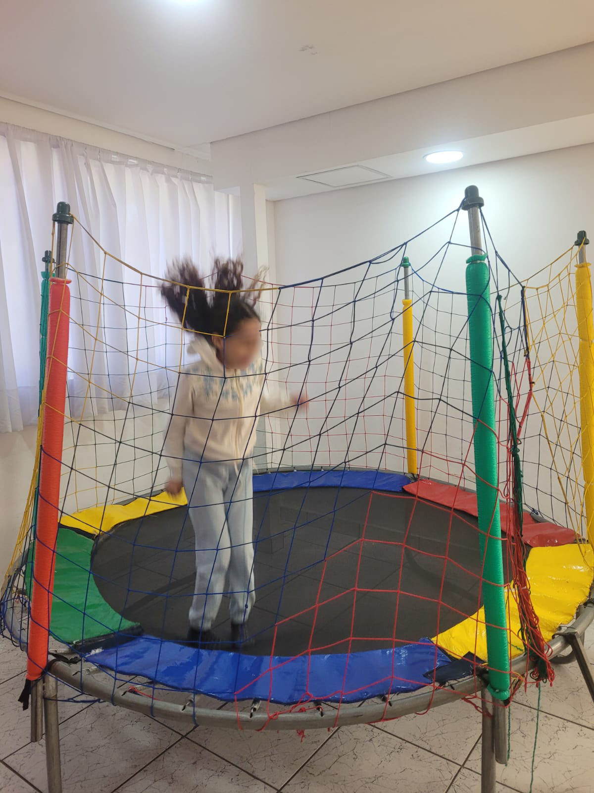 Crianças em atividade de coordenação motora com jogo de mesa