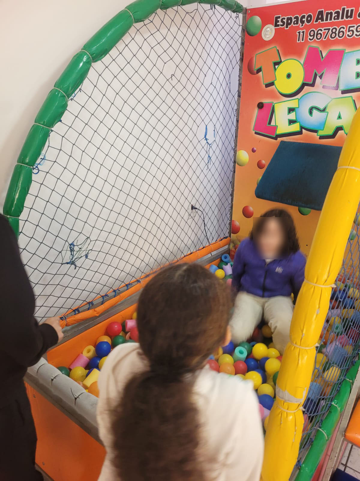 Criança pulando em cama elástica durante estímulo psicomotor