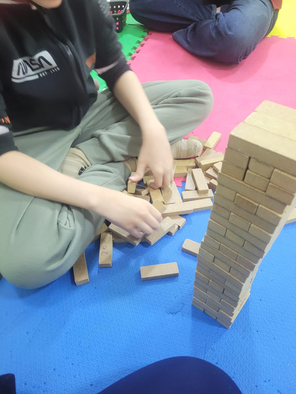 Atividade com blocos de montar durante a sessão